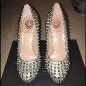 Gorgeous Silver Studded size 6.5 Pumps.
